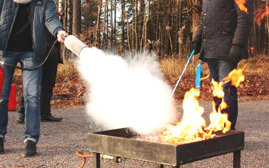 Dinas Damkar Sanggau Padamkan Kebakaran di Jembatan