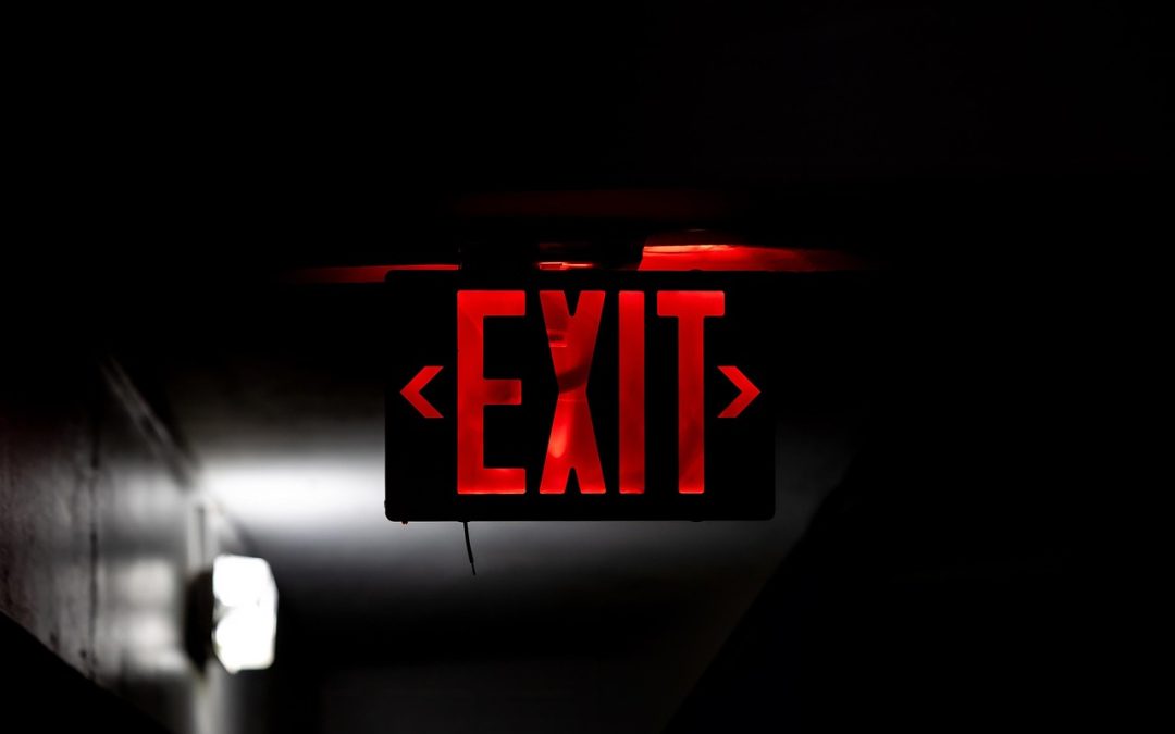 Dinas Damkar Sanggau Bersihkan Tumpahan Oli di Hutan Kota