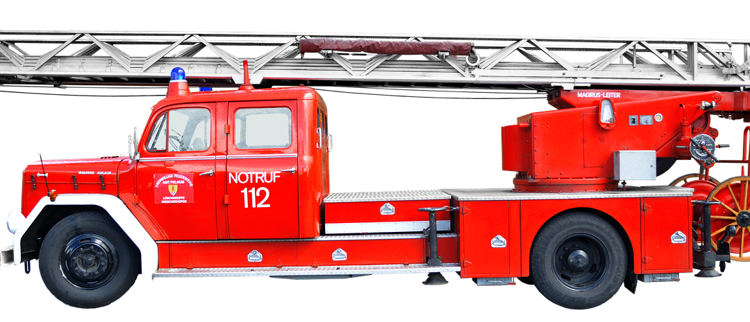 Dinas Damkar Sanggau Tangani Pohon Tumbang Di Perbukitan